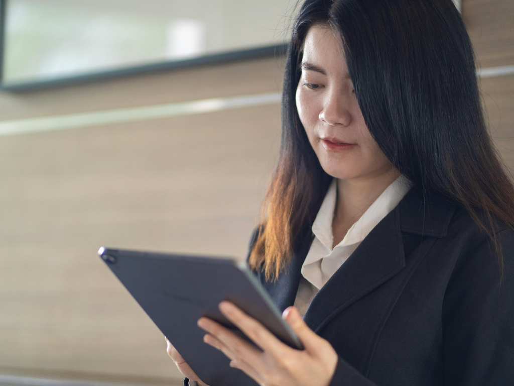 woman taking cyberkraft A+ course on a tablet graphic
